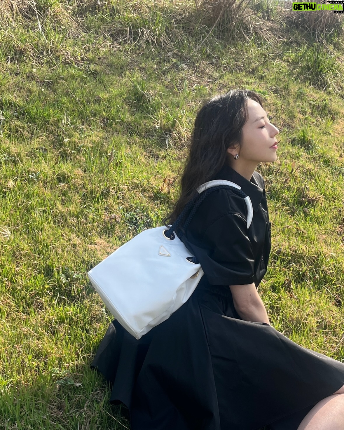 An So-hee - 17.5K Likes - 전 세계에서 수집된 섬유 폐기물과 플라스틱 폐기물을 재활용한 프라다의 리나일론백💙🤍 Celebrating the new @prada Re-Nylon Bag👜 #PradaReNylon #adv