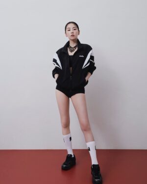 An So-hee Instagram - 🩶🩵 @diadora_korea ❤️🖤 #디아도라 #didora