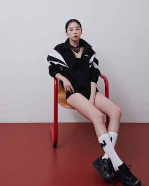 An So-hee Instagram - 🩶🩵 @diadora_korea ❤️🖤 #디아도라 #didora