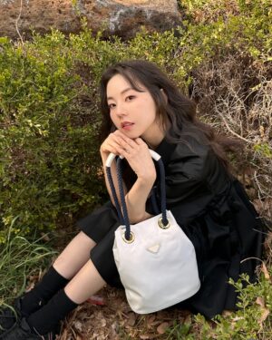 An So-hee Instagram - 전 세계에서 수집된 섬유 폐기물과 플라스틱 폐기물을 재활용한 프라다의 리나일론백💙🤍 Celebrating the new @prada Re-Nylon Bag👜 #PradaReNylon #adv