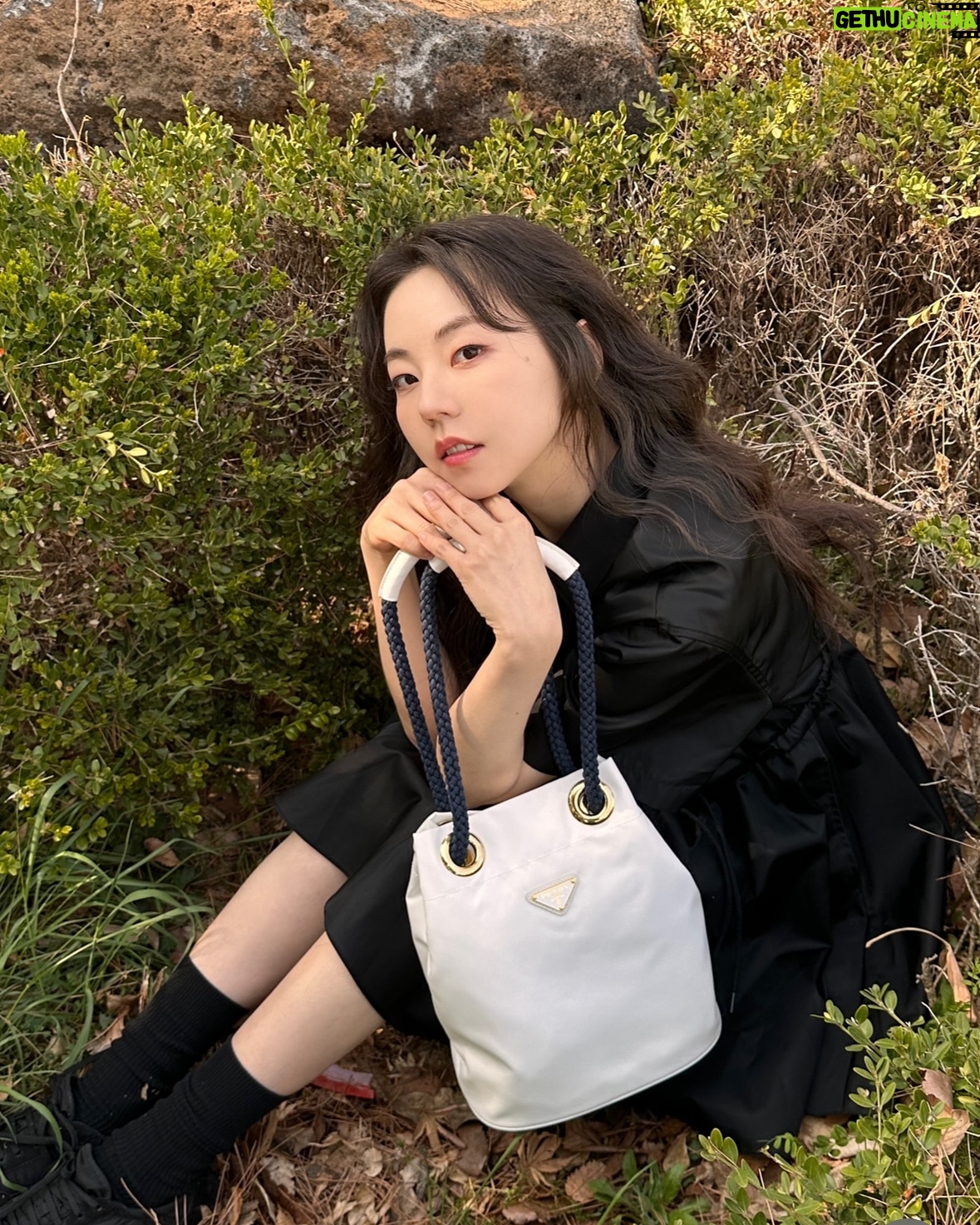 An So-hee - 17.5K Likes - 전 세계에서 수집된 섬유 폐기물과 플라스틱 폐기물을 재활용한 프라다의 리나일론백💙🤍 Celebrating the new @prada Re-Nylon Bag👜 #PradaReNylon #adv