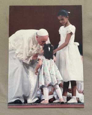 Ana Botafogo Instagram - Esta foto eterniza o momento marcante que presenciei com o Papa Francisco no Teatro Municipal do Rio de Janeiro. Esse gesto que simboliza amor e compaixão, ele sempre demonstrou para as crianças e os vulneráveis. Essa criança, minha amiga, foi abençoada por ele. O papa nos ensinou a viver os valores do Evangelho sempre com coragem, amor e fidelidade. O mundo perdeu um líder. Popular, humilde, instigador e incentivador dos jovens. Ele trouxe humanização ao seu pontificado. Meu respeito e admiração a este líder maior da igreja católica. Que sua memória continue a nos guiar e inspirar. Papa Francisco olhai por nós!