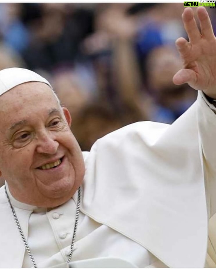 Ana Botafogo - 9.6K Likes - Esta foto eterniza o momento marcante que presenciei com o Papa Francisco no Teatro Municipal do Rio de Janeiro. Esse gesto que simboliza amor e compaixão, ele sempre demonstrou para as crianças e os vulneráveis. Essa criança, minha amiga, foi abençoada por ele. O papa nos ensinou a viver os valores do Evangelho sempre com coragem, amor e fidelidade. O mundo perdeu um líder. Popular, humilde, instigador e incentivador dos jovens. Ele trouxe humanização ao seu pontificado. Meu respeito e admiração a este líder maior da igreja católica. Que sua memória continue a nos guiar e inspirar. Papa Francisco olhai por nós!