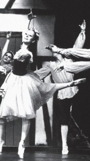Ana Botafogo Instagram - ✨ #TBT histórico no nosso palco! Nesta semana, o Guairão recebeu mais de 5 mil pessoas em três sessões do clássico Giselle, com a Curitiba Cia de Dança e a participação especial da bailarina Ana Botafogo. Foram duas apresentações abertas ao público e uma sessão dedicada a estudantes de 26 escolas da rede municipal de Curitiba.

E não tem como não lembrar da primeira vez que Ana brilhou no papel de Giselle com o Balé Teatro Guaíra. 🩰 Entre 1976 e 1977, ela encantou plateias de Curitiba e de grandes capitais como Rio, São Paulo e Brasília, numa temporada histórica que marcou o primeiro grande sucesso nacional da nossa companhia.

Com coreografia de Hugo Delavalle, cenário de Maurício Távora Neto e um elenco de 30 bailarinos, a montagem foi um marco da dança no Brasil — com destaque na TV, jornais e até na revista americana Dance Magazine. 

📽️ Nos vídeos, um pedacinho dessa memória preciosa: Ana Botafogo em cena com o Balé Teatro Guaíra, na inesquecível Giselle.

#TeatroGuaira #BTG #Ballet #AnaBotafogo #CuritibaCiaDeDança #BaléTeatroGuaíra