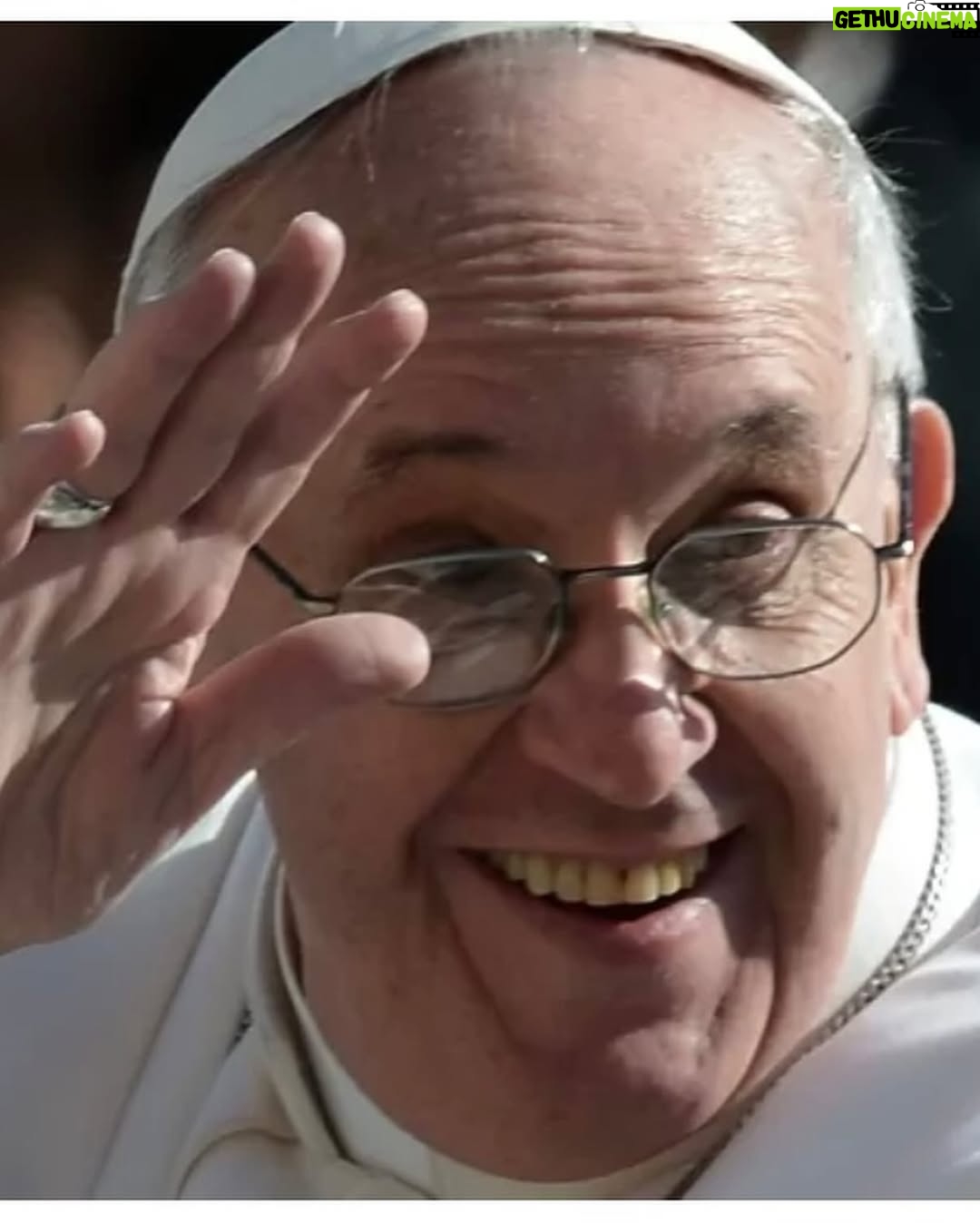 Ana Botafogo - 9.6K Likes - Esta foto eterniza o momento marcante que presenciei com o Papa Francisco no Teatro Municipal do Rio de Janeiro. Esse gesto que simboliza amor e compaixão, ele sempre demonstrou para as crianças e os vulneráveis. Essa criança, minha amiga, foi abençoada por ele. O papa nos ensinou a viver os valores do Evangelho sempre com coragem, amor e fidelidade. O mundo perdeu um líder. Popular, humilde, instigador e incentivador dos jovens. Ele trouxe humanização ao seu pontificado. Meu respeito e admiração a este líder maior da igreja católica. Que sua memória continue a nos guiar e inspirar. Papa Francisco olhai por nós!