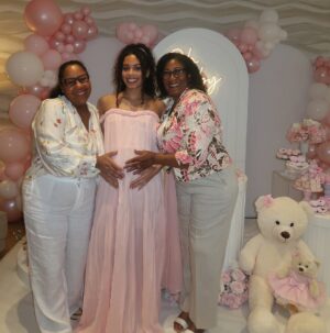 Ana Giulia Zortea Instagram - first of many celebrations for my babygirl, so thankful for everyone who showed us so much love 🩷 primeira de muitas celebrações pra nossa neném 🎀