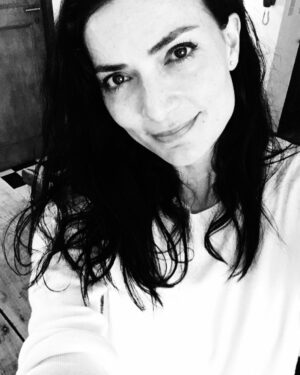 Ana Maria Orozco Instagram - Aceptando el reto🖤
Gracias a estas mujeres divinas, @liliortizvon, @lacrispetica, @adytapaz