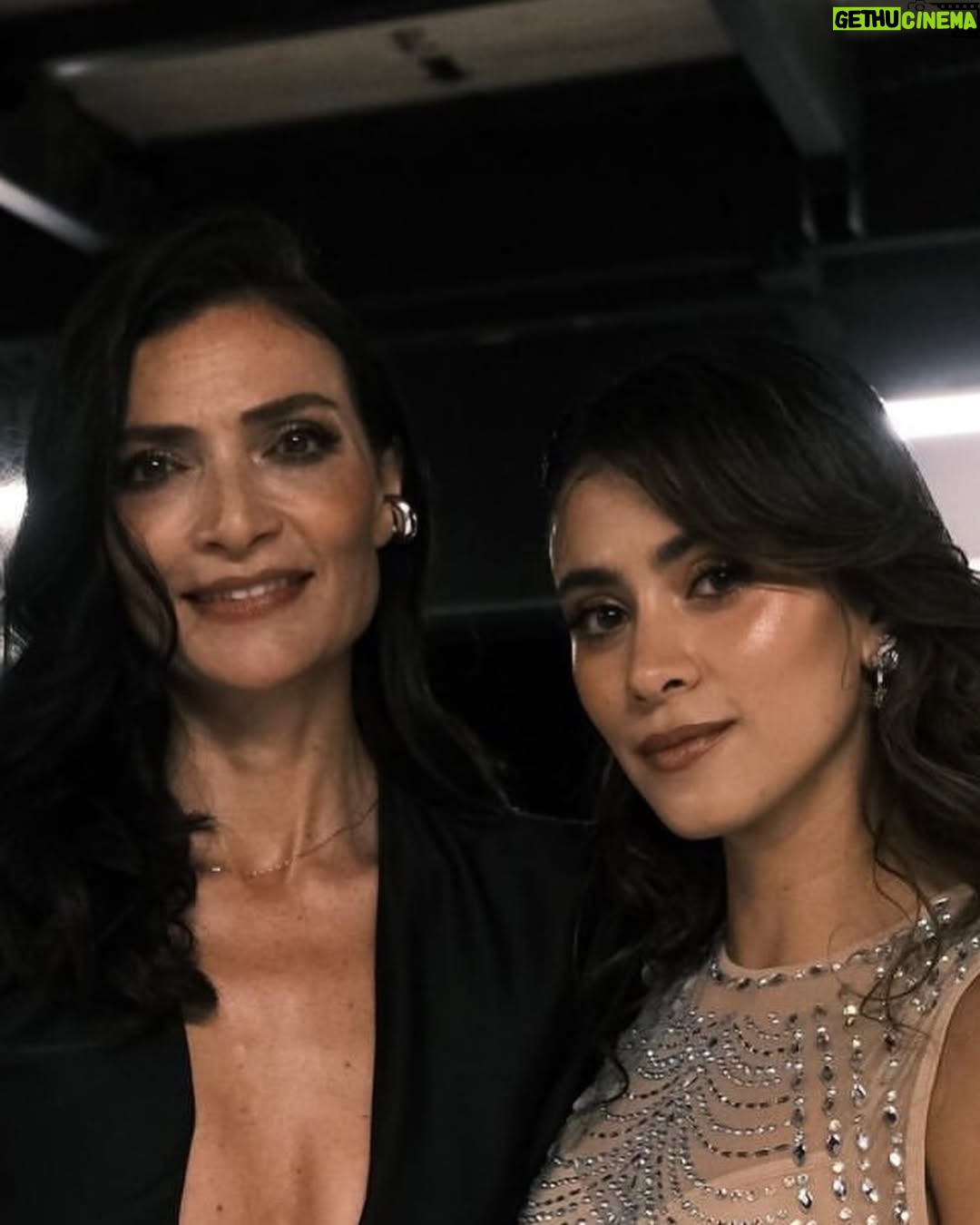Ana Maria Orozco - 89.4K Likes - Hoy quiero decir GRACIAS, así, con mayúsculas.
Fernando Gaitán, por tu genio y talento. A muchos nos cambiaste la vida.
Te extrañamos.
Mario Ribero, por darle vida a este universo de Betty. Tu guía siempre nos acompaña.
Gracias a todas y todos mis compañeros de elenco (son increíbles!) y a todo el equipo enorme y talentoso de detrás de cámaras que hicieron posible este viaje hermoso.
Gracias @estudiosrcn por esta súper producción,
Juan Pablo Posada, Ana Maria Londoño, Jose Antonio de Brigard
@yaligiordanelli / Mauricio Cruz, @danielsalgadolara, @arca_casting_acting Alberto Rodríguez, Marcela Vazquez.
Gracias @primevideolat, Camila Misas, Laura Wils, Javiera Balmaceda.
Gracias @jeabello , Giogi! @martabetoldi ñ/
Pucheros y equipo.
Gracias totales @agenciavannelli (Ale y Sol) por acompañarme y cuidarme siempre.
Gracias a todos los que nos acompañaron a celebrar esta noche tan especial; a mi familia, a mis amigos y colegas tan queridos.
GRACIAS, Betty ♥️.