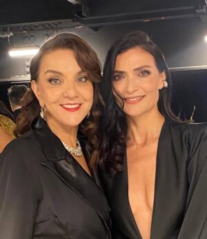 Ana Maria Orozco Instagram - Hoy quiero decir GRACIAS, así, con mayúsculas.

Fernando Gaitán, por tu genio y talento. A muchos nos cambiaste la vida.
Te extrañamos.

Mario Ribero, por darle vida a este universo de Betty. Tu guía siempre nos acompaña.

Gracias a todas y todos mis compañeros de elenco (son increíbles!) y a todo el equipo enorme y talentoso de detrás de cámaras que hicieron posible este viaje hermoso.

Gracias @estudiosrcn por esta súper producción,
Juan Pablo Posada, Ana Maria Londoño, Jose Antonio de Brigard
 @yaligiordanelli / Mauricio Cruz, @danielsalgadolara, @arca_casting_acting Alberto Rodríguez, Marcela Vazquez.
Gracias @primevideolat, Camila Misas, Laura Wils, Javiera Balmaceda.
Gracias @jeabello , Giogi! @martabetoldi ñ/
Pucheros y equipo.

Gracias totales @agenciavannelli (Ale y Sol) por acompañarme y cuidarme siempre.

Gracias a todos los que nos acompañaron a celebrar esta noche tan especial; a mi familia, a mis amigos y colegas tan queridos. 

GRACIAS, Betty ♥️.