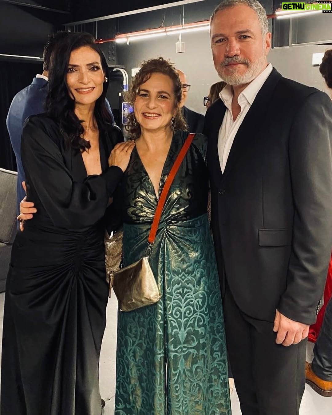 Ana Maria Orozco - 89.4K Likes - Hoy quiero decir GRACIAS, así, con mayúsculas.
Fernando Gaitán, por tu genio y talento. A muchos nos cambiaste la vida.
Te extrañamos.
Mario Ribero, por darle vida a este universo de Betty. Tu guía siempre nos acompaña.
Gracias a todas y todos mis compañeros de elenco (son increíbles!) y a todo el equipo enorme y talentoso de detrás de cámaras que hicieron posible este viaje hermoso.
Gracias @estudiosrcn por esta súper producción,
Juan Pablo Posada, Ana Maria Londoño, Jose Antonio de Brigard
@yaligiordanelli / Mauricio Cruz, @danielsalgadolara, @arca_casting_acting Alberto Rodríguez, Marcela Vazquez.
Gracias @primevideolat, Camila Misas, Laura Wils, Javiera Balmaceda.
Gracias @jeabello , Giogi! @martabetoldi ñ/
Pucheros y equipo.
Gracias totales @agenciavannelli (Ale y Sol) por acompañarme y cuidarme siempre.
Gracias a todos los que nos acompañaron a celebrar esta noche tan especial; a mi familia, a mis amigos y colegas tan queridos.
GRACIAS, Betty ♥️.