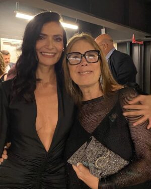 Ana Maria Orozco Instagram - Hoy quiero decir GRACIAS, así, con mayúsculas.

Fernando Gaitán, por tu genio y talento. A muchos nos cambiaste la vida.
Te extrañamos.

Mario Ribero, por darle vida a este universo de Betty. Tu guía siempre nos acompaña.

Gracias a todas y todos mis compañeros de elenco (son increíbles!) y a todo el equipo enorme y talentoso de detrás de cámaras que hicieron posible este viaje hermoso.

Gracias @estudiosrcn por esta súper producción,
Juan Pablo Posada, Ana Maria Londoño, Jose Antonio de Brigard
 @yaligiordanelli / Mauricio Cruz, @danielsalgadolara, @arca_casting_acting Alberto Rodríguez, Marcela Vazquez.
Gracias @primevideolat, Camila Misas, Laura Wils, Javiera Balmaceda.
Gracias @jeabello , Giogi! @martabetoldi ñ/
Pucheros y equipo.

Gracias totales @agenciavannelli (Ale y Sol) por acompañarme y cuidarme siempre.

Gracias a todos los que nos acompañaron a celebrar esta noche tan especial; a mi familia, a mis amigos y colegas tan queridos. 

GRACIAS, Betty ♥️.