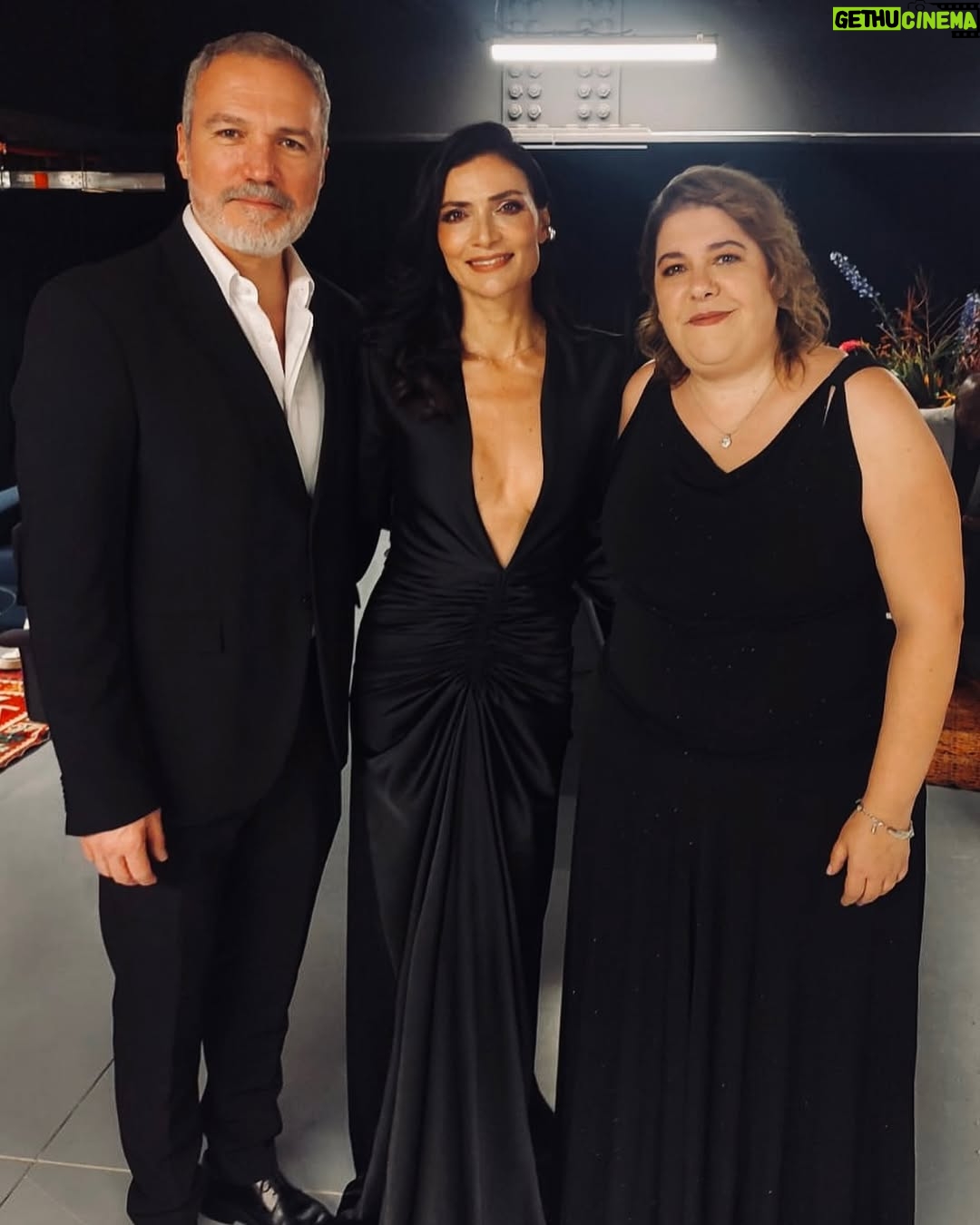 Ana Maria Orozco - 89.4K Likes - Hoy quiero decir GRACIAS, así, con mayúsculas.
Fernando Gaitán, por tu genio y talento. A muchos nos cambiaste la vida.
Te extrañamos.
Mario Ribero, por darle vida a este universo de Betty. Tu guía siempre nos acompaña.
Gracias a todas y todos mis compañeros de elenco (son increíbles!) y a todo el equipo enorme y talentoso de detrás de cámaras que hicieron posible este viaje hermoso.
Gracias @estudiosrcn por esta súper producción,
Juan Pablo Posada, Ana Maria Londoño, Jose Antonio de Brigard
@yaligiordanelli / Mauricio Cruz, @danielsalgadolara, @arca_casting_acting Alberto Rodríguez, Marcela Vazquez.
Gracias @primevideolat, Camila Misas, Laura Wils, Javiera Balmaceda.
Gracias @jeabello , Giogi! @martabetoldi ñ/
Pucheros y equipo.
Gracias totales @agenciavannelli (Ale y Sol) por acompañarme y cuidarme siempre.
Gracias a todos los que nos acompañaron a celebrar esta noche tan especial; a mi familia, a mis amigos y colegas tan queridos.
GRACIAS, Betty ♥️.