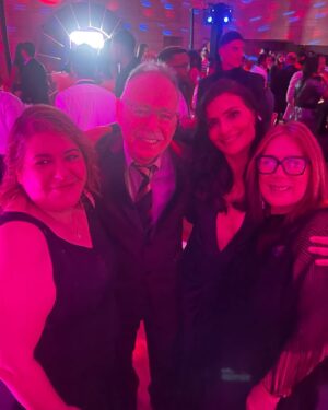 Ana Maria Orozco Instagram - Hoy quiero decir GRACIAS, así, con mayúsculas.

Fernando Gaitán, por tu genio y talento. A muchos nos cambiaste la vida.
Te extrañamos.

Mario Ribero, por darle vida a este universo de Betty. Tu guía siempre nos acompaña.

Gracias a todas y todos mis compañeros de elenco (son increíbles!) y a todo el equipo enorme y talentoso de detrás de cámaras que hicieron posible este viaje hermoso.

Gracias @estudiosrcn por esta súper producción,
Juan Pablo Posada, Ana Maria Londoño, Jose Antonio de Brigard
 @yaligiordanelli / Mauricio Cruz, @danielsalgadolara, @arca_casting_acting Alberto Rodríguez, Marcela Vazquez.
Gracias @primevideolat, Camila Misas, Laura Wils, Javiera Balmaceda.
Gracias @jeabello , Giogi! @martabetoldi ñ/
Pucheros y equipo.

Gracias totales @agenciavannelli (Ale y Sol) por acompañarme y cuidarme siempre.

Gracias a todos los que nos acompañaron a celebrar esta noche tan especial; a mi familia, a mis amigos y colegas tan queridos. 

GRACIAS, Betty ♥️.