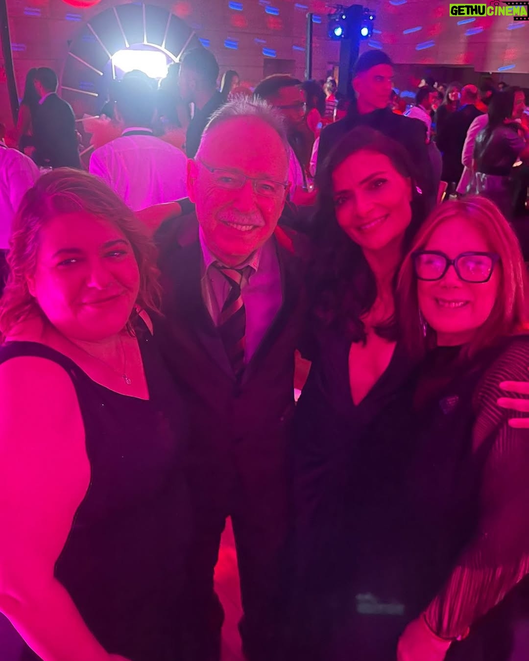 Ana Maria Orozco - 89.4K Likes - Hoy quiero decir GRACIAS, así, con mayúsculas.
Fernando Gaitán, por tu genio y talento. A muchos nos cambiaste la vida.
Te extrañamos.
Mario Ribero, por darle vida a este universo de Betty. Tu guía siempre nos acompaña.
Gracias a todas y todos mis compañeros de elenco (son increíbles!) y a todo el equipo enorme y talentoso de detrás de cámaras que hicieron posible este viaje hermoso.
Gracias @estudiosrcn por esta súper producción,
Juan Pablo Posada, Ana Maria Londoño, Jose Antonio de Brigard
@yaligiordanelli / Mauricio Cruz, @danielsalgadolara, @arca_casting_acting Alberto Rodríguez, Marcela Vazquez.
Gracias @primevideolat, Camila Misas, Laura Wils, Javiera Balmaceda.
Gracias @jeabello , Giogi! @martabetoldi ñ/
Pucheros y equipo.
Gracias totales @agenciavannelli (Ale y Sol) por acompañarme y cuidarme siempre.
Gracias a todos los que nos acompañaron a celebrar esta noche tan especial; a mi familia, a mis amigos y colegas tan queridos.
GRACIAS, Betty ♥️.