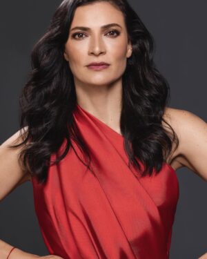 Ana Maria Orozco Instagram - Betty la fea llegará a Prime Video en el 2024 ♥️ 
@primevideolat 

@jeabello 
@canalrcn 

@hernanpuentes/ Fotos
@alejandrodelgado629/ Maquillaje y peinado
@pausan2015/ Styling 

@agenciavannelli ✨