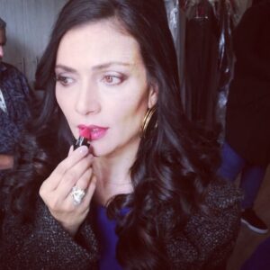 Ana Maria Orozco Instagram - Nuevo personaje para una serie espectacular!!!
Se viene “Perdida”, (por eso la mirada...😜), un proyecto de lujo con un equipazo y un elenco increíble! Qué dicha! @antena3com, @mediapro, @atresmediacom 🙏✨✨✨
(@julianelgatto, @makeuproom_byturri/ Lo máximo en maquillaje y peinado!!!)