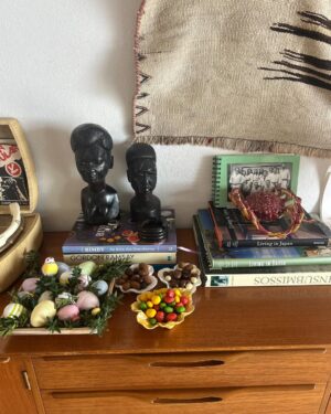 Ana Marques Instagram - Não é a decoração Pascal mais instagramavel que vos vai aparecer no feed hoje. Mas é autêntica e tem coisas cá da casa. Pascoinhas bem floridas e folha de medronheiro. Santa Páscoa …