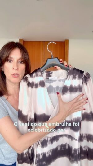 Ana Marques Instagram - A dita roupa de meia-estação quando as estações já não são o que eram 🤪
O país em alerta amarelo de mau-tempo. A primavera que se transformou em Outono. A saudade do Sol e de roupas leves. 
Como já há muitos anos me deixei de previsões meteorológicas, fica, pelo menos, uma dica de roupa para estes dias… o VESTIDO É @topfashionpt