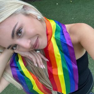 Ana Mena Instagram - Hoy quiero escribir un post muy especial.
Un post dedicado a una gran parte de mi público, un colectivo, sin el cual, yo no sería como soy. El pasado viernes 28 fue el día internacional del orgullo LGBTIQ  y hoy, ya en casa después de un fin de semana viajando, me siento tranquila a expresaros lo agradecida y orgullosa que me siento de vosotrxs. Tengo mucha suerte de teneros en mi vida, en mis conciertos, en mi equipo, en mi día a día.. Gracias por enseñarme, por apoyarme, por vuestra sensibilidad, por inspirarme, por vuestra fuerza, y por demostrarle al mundo todos los días que sin amor, no somos nada. El 28 de junio, hoy, la semana que viene, y todos los días del año, celebramos ❤️🏳️‍🌈🏳️‍⚧️