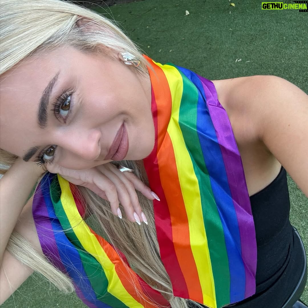 Ana Mena - 79.4K Likes - Hoy quiero escribir un post muy especial.
Un post dedicado a una gran parte de mi público, un colectivo, sin el cual, yo no sería como soy. El pasado viernes 28 fue el día internacional del orgullo LGBTIQ y hoy, ya en casa después de un fin de semana viajando, me siento tranquila a expresaros lo agradecida y orgullosa que me siento de vosotrxs. Tengo mucha suerte de teneros en mi vida, en mis conciertos, en mi equipo, en mi día a día.. Gracias por enseñarme, por apoyarme, por vuestra sensibilidad, por inspirarme, por vuestra fuerza, y por demostrarle al mundo todos los días que sin amor, no somos nada. El 28 de junio, hoy, la semana que viene, y todos los días del año, celebramos ❤️🏳️🌈🏳️⚧️