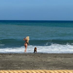 Ana Mena Instagram - Escapada express
@ceciliags________ me hizo un shooting playero con Bonny :)