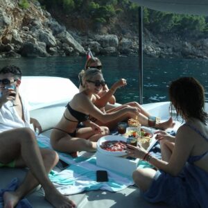 Ana Mena Instagram - Celebrando el millón de carita triste en yt y el debut en spotiiiiii ✨🛥️🌞🌊🥹 Estoy tan tan feliz! Gracias de corazón por esto, me encanta que os esté gustando :) Desde dónde la escuchas??? Te leo!