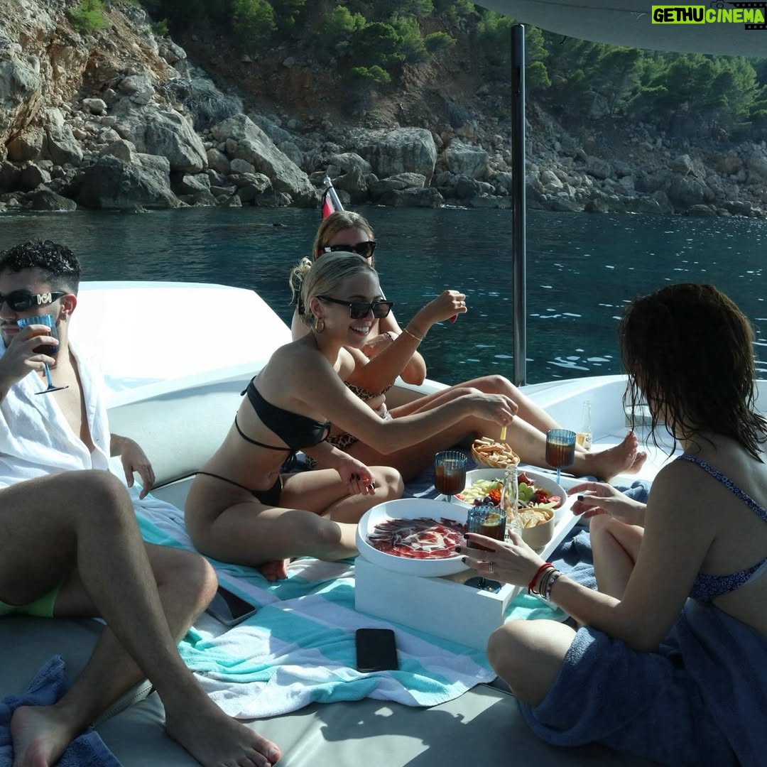 Ana Mena - 146K Likes - Celebrando el millón de carita triste en yt y el debut en spotiiiiii ✨🛥️🌞🌊🥹 Estoy tan tan feliz! Gracias de corazón por esto, me encanta que os esté gustando :) Desde dónde la escuchas??? Te leo!