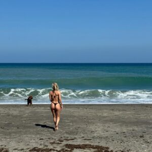 Ana Mena Instagram - Escapada express
@ceciliags________ me hizo un shooting playero con Bonny :)