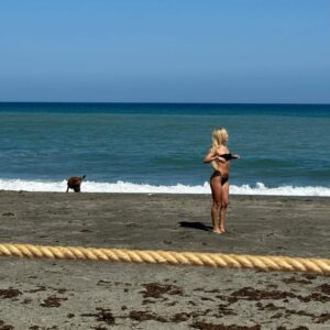 Ana Mena Instagram - Escapada express
@ceciliags________ me hizo un shooting playero con Bonny :)