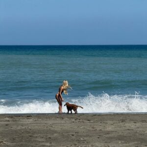 Ana Mena Instagram - Escapada express
@ceciliags________ me hizo un shooting playero con Bonny :)