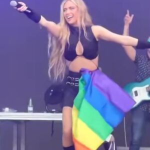 Ana Mena Instagram - Hoy quiero escribir un post muy especial.
Un post dedicado a una gran parte de mi público, un colectivo, sin el cual, yo no sería como soy. El pasado viernes 28 fue el día internacional del orgullo LGBTIQ  y hoy, ya en casa después de un fin de semana viajando, me siento tranquila a expresaros lo agradecida y orgullosa que me siento de vosotrxs. Tengo mucha suerte de teneros en mi vida, en mis conciertos, en mi equipo, en mi día a día.. Gracias por enseñarme, por apoyarme, por vuestra sensibilidad, por inspirarme, por vuestra fuerza, y por demostrarle al mundo todos los días que sin amor, no somos nada. El 28 de junio, hoy, la semana que viene, y todos los días del año, celebramos ❤️🏳️‍🌈🏳️‍⚧️