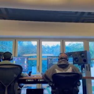 Ana Mena Instagram - Recuerdo cuando escribimos “Carita triste” en LA por Marzo :) fueron dos días productivos de estudio de los que salieron dos temazos que vengo escuchando en bucle todos estos meses mientras espero el día en el que salen y ahí es cuando se vuelven vuestras, o nuestras 🪄
Llegué al estudio después de una temporada bastante bajita de ánimos. No lo estaba pasando muy bien con cosas que estaba viviendo, o con las que estaba terminando, y de alguna manera ese viaje era un respiro. Les dije a los chicos que venía de estar mucho tiempo escribiendo y escuchando canciones tristes, solo canciones tristes, que no me salía otra cosa, tampoco quería hacer algo que no estuviese sintiendo, pero que me venía haciendo falta salir de fiesta. Probamos unas guitarras con la referencia de Wild thoughts pero no nos convencían y al final optamos por sustituirlos por un drop con piano a lo David Guetta (y entonces entró esta nueva referencia en juego). Ese día conocí a @saraschelllllll y desde entonces no nos hemos separado mucho. Talentazo, conexión inmediata, una fuera de serie, la amé y la amo. A los meses pensé que esta canción tenía que cantarla con otra jefa como @emiliamernes, que tenía que ser un himno de chicas y sabía que la rompería. Nos mandó sus voces a los dos días. Nunca nada fue tan rápido! Gracias amiga, por tu profesionalidad, tu disponibilidad y el amor tan grande que le pones a todo lo que haces. Feliz de volver a juntarnos 🤍 
Gracias también a los genios @calidandee y @andrestorrest que siempre saben captar cada idea, llevarlas a otro nivel y hacer su magia. 🪄 
Mención especial a @thepandabearshow siempre y a @xaviserrano que está espectacular en este vídeo.
Hoy salió Carita Triste y yo no consigo quitarme la carita feliz. 
🇪🇸🇦🇷
