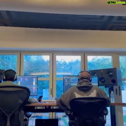 Ana Mena - 84.6K Likes - Recuerdo cuando escribimos “Carita triste” en LA por Marzo :) fueron dos días productivos de estudio de los que salieron dos temazos que vengo escuchando en bucle todos estos meses mientras espero el día en el que salen y ahí es cuando se vuelven vuestras, o nuestras 🪄
Llegué al estudio después de una temporada bastante bajita de ánimos. No lo estaba pasando muy bien con cosas que estaba viviendo, o con las que estaba terminando, y de alguna manera ese viaje era un respiro. Les dije a los chicos que venía de estar mucho tiempo escribiendo y escuchando canciones tristes, solo canciones tristes, que no me salía otra cosa, tampoco quería hacer algo que no estuviese sintiendo, pero que me venía haciendo falta salir de fiesta. Probamos unas guitarras con la referencia de Wild thoughts pero no nos convencían y al final optamos por sustituirlos por un drop con piano a lo David Guetta (y entonces entró esta nueva referencia en juego). Ese día conocí a @saraschelllllll y desde entonces no nos hemos separado mucho. Talentazo, conexión inmediata, una fuera de serie, la amé y la amo. A los meses pensé que esta canción tenía que cantarla con otra jefa como @emiliamernes, que tenía que ser un himno de chicas y sabía que la rompería. Nos mandó sus voces a los dos días. Nunca nada fue tan rápido! Gracias amiga, por tu profesionalidad, tu disponibilidad y el amor tan grande que le pones a todo lo que haces. Feliz de volver a juntarnos 🤍
Gracias también a los genios @calidandee y @andrestorrest que siempre saben captar cada idea, llevarlas a otro nivel y hacer su magia. 🪄
Mención especial a @thepandabearshow siempre y a @xaviserrano que está espectacular en este vídeo.
Hoy salió Carita Triste y yo no consigo quitarme la carita feliz.
🇪🇸🇦🇷