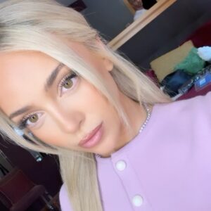 Ana Mena Instagram - Recuerdo cuando escribimos “Carita triste” en LA por Marzo :) fueron dos días productivos de estudio de los que salieron dos temazos que vengo escuchando en bucle todos estos meses mientras espero el día en el que salen y ahí es cuando se vuelven vuestras, o nuestras 🪄
Llegué al estudio después de una temporada bastante bajita de ánimos. No lo estaba pasando muy bien con cosas que estaba viviendo, o con las que estaba terminando, y de alguna manera ese viaje era un respiro. Les dije a los chicos que venía de estar mucho tiempo escribiendo y escuchando canciones tristes, solo canciones tristes, que no me salía otra cosa, tampoco quería hacer algo que no estuviese sintiendo, pero que me venía haciendo falta salir de fiesta. Probamos unas guitarras con la referencia de Wild thoughts pero no nos convencían y al final optamos por sustituirlos por un drop con piano a lo David Guetta (y entonces entró esta nueva referencia en juego). Ese día conocí a @saraschelllllll y desde entonces no nos hemos separado mucho. Talentazo, conexión inmediata, una fuera de serie, la amé y la amo. A los meses pensé que esta canción tenía que cantarla con otra jefa como @emiliamernes, que tenía que ser un himno de chicas y sabía que la rompería. Nos mandó sus voces a los dos días. Nunca nada fue tan rápido! Gracias amiga, por tu profesionalidad, tu disponibilidad y el amor tan grande que le pones a todo lo que haces. Feliz de volver a juntarnos 🤍 
Gracias también a los genios @calidandee y @andrestorrest que siempre saben captar cada idea, llevarlas a otro nivel y hacer su magia. 🪄 
Mención especial a @thepandabearshow siempre y a @xaviserrano que está espectacular en este vídeo.
Hoy salió Carita Triste y yo no consigo quitarme la carita feliz. 
🇪🇸🇦🇷