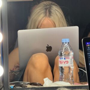 Ana Mena Instagram - Recuerdo cuando escribimos “Carita triste” en LA por Marzo :) fueron dos días productivos de estudio de los que salieron dos temazos que vengo escuchando en bucle todos estos meses mientras espero el día en el que salen y ahí es cuando se vuelven vuestras, o nuestras 🪄
Llegué al estudio después de una temporada bastante bajita de ánimos. No lo estaba pasando muy bien con cosas que estaba viviendo, o con las que estaba terminando, y de alguna manera ese viaje era un respiro. Les dije a los chicos que venía de estar mucho tiempo escribiendo y escuchando canciones tristes, solo canciones tristes, que no me salía otra cosa, tampoco quería hacer algo que no estuviese sintiendo, pero que me venía haciendo falta salir de fiesta. Probamos unas guitarras con la referencia de Wild thoughts pero no nos convencían y al final optamos por sustituirlos por un drop con piano a lo David Guetta (y entonces entró esta nueva referencia en juego). Ese día conocí a @saraschelllllll y desde entonces no nos hemos separado mucho. Talentazo, conexión inmediata, una fuera de serie, la amé y la amo. A los meses pensé que esta canción tenía que cantarla con otra jefa como @emiliamernes, que tenía que ser un himno de chicas y sabía que la rompería. Nos mandó sus voces a los dos días. Nunca nada fue tan rápido! Gracias amiga, por tu profesionalidad, tu disponibilidad y el amor tan grande que le pones a todo lo que haces. Feliz de volver a juntarnos 🤍 
Gracias también a los genios @calidandee y @andrestorrest que siempre saben captar cada idea, llevarlas a otro nivel y hacer su magia. 🪄 
Mención especial a @thepandabearshow siempre y a @xaviserrano que está espectacular en este vídeo.
Hoy salió Carita Triste y yo no consigo quitarme la carita feliz. 
🇪🇸🇦🇷