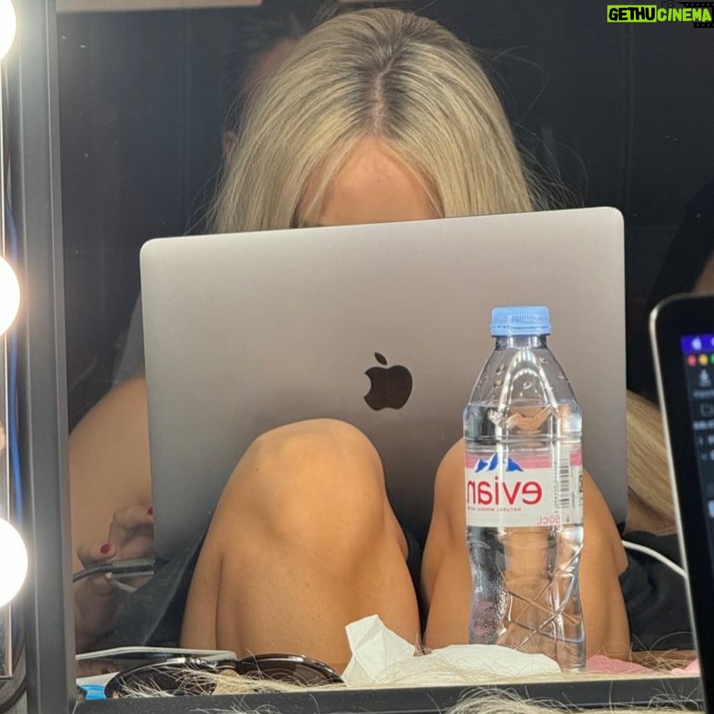 Ana Mena - 84.6K Likes - Recuerdo cuando escribimos “Carita triste” en LA por Marzo :) fueron dos días productivos de estudio de los que salieron dos temazos que vengo escuchando en bucle todos estos meses mientras espero el día en el que salen y ahí es cuando se vuelven vuestras, o nuestras 🪄
Llegué al estudio después de una temporada bastante bajita de ánimos. No lo estaba pasando muy bien con cosas que estaba viviendo, o con las que estaba terminando, y de alguna manera ese viaje era un respiro. Les dije a los chicos que venía de estar mucho tiempo escribiendo y escuchando canciones tristes, solo canciones tristes, que no me salía otra cosa, tampoco quería hacer algo que no estuviese sintiendo, pero que me venía haciendo falta salir de fiesta. Probamos unas guitarras con la referencia de Wild thoughts pero no nos convencían y al final optamos por sustituirlos por un drop con piano a lo David Guetta (y entonces entró esta nueva referencia en juego). Ese día conocí a @saraschelllllll y desde entonces no nos hemos separado mucho. Talentazo, conexión inmediata, una fuera de serie, la amé y la amo. A los meses pensé que esta canción tenía que cantarla con otra jefa como @emiliamernes, que tenía que ser un himno de chicas y sabía que la rompería. Nos mandó sus voces a los dos días. Nunca nada fue tan rápido! Gracias amiga, por tu profesionalidad, tu disponibilidad y el amor tan grande que le pones a todo lo que haces. Feliz de volver a juntarnos 🤍
Gracias también a los genios @calidandee y @andrestorrest que siempre saben captar cada idea, llevarlas a otro nivel y hacer su magia. 🪄
Mención especial a @thepandabearshow siempre y a @xaviserrano que está espectacular en este vídeo.
Hoy salió Carita Triste y yo no consigo quitarme la carita feliz.
🇪🇸🇦🇷