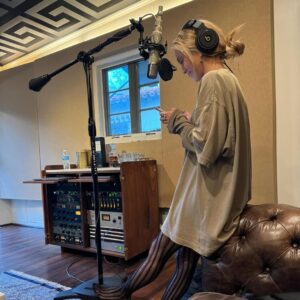 Ana Mena Instagram - Recuerdo cuando escribimos “Carita triste” en LA por Marzo :) fueron dos días productivos de estudio de los que salieron dos temazos que vengo escuchando en bucle todos estos meses mientras espero el día en el que salen y ahí es cuando se vuelven vuestras, o nuestras 🪄
Llegué al estudio después de una temporada bastante bajita de ánimos. No lo estaba pasando muy bien con cosas que estaba viviendo, o con las que estaba terminando, y de alguna manera ese viaje era un respiro. Les dije a los chicos que venía de estar mucho tiempo escribiendo y escuchando canciones tristes, solo canciones tristes, que no me salía otra cosa, tampoco quería hacer algo que no estuviese sintiendo, pero que me venía haciendo falta salir de fiesta. Probamos unas guitarras con la referencia de Wild thoughts pero no nos convencían y al final optamos por sustituirlos por un drop con piano a lo David Guetta (y entonces entró esta nueva referencia en juego). Ese día conocí a @saraschelllllll y desde entonces no nos hemos separado mucho. Talentazo, conexión inmediata, una fuera de serie, la amé y la amo. A los meses pensé que esta canción tenía que cantarla con otra jefa como @emiliamernes, que tenía que ser un himno de chicas y sabía que la rompería. Nos mandó sus voces a los dos días. Nunca nada fue tan rápido! Gracias amiga, por tu profesionalidad, tu disponibilidad y el amor tan grande que le pones a todo lo que haces. Feliz de volver a juntarnos 🤍 
Gracias también a los genios @calidandee y @andrestorrest que siempre saben captar cada idea, llevarlas a otro nivel y hacer su magia. 🪄 
Mención especial a @thepandabearshow siempre y a @xaviserrano que está espectacular en este vídeo.
Hoy salió Carita Triste y yo no consigo quitarme la carita feliz. 
🇪🇸🇦🇷