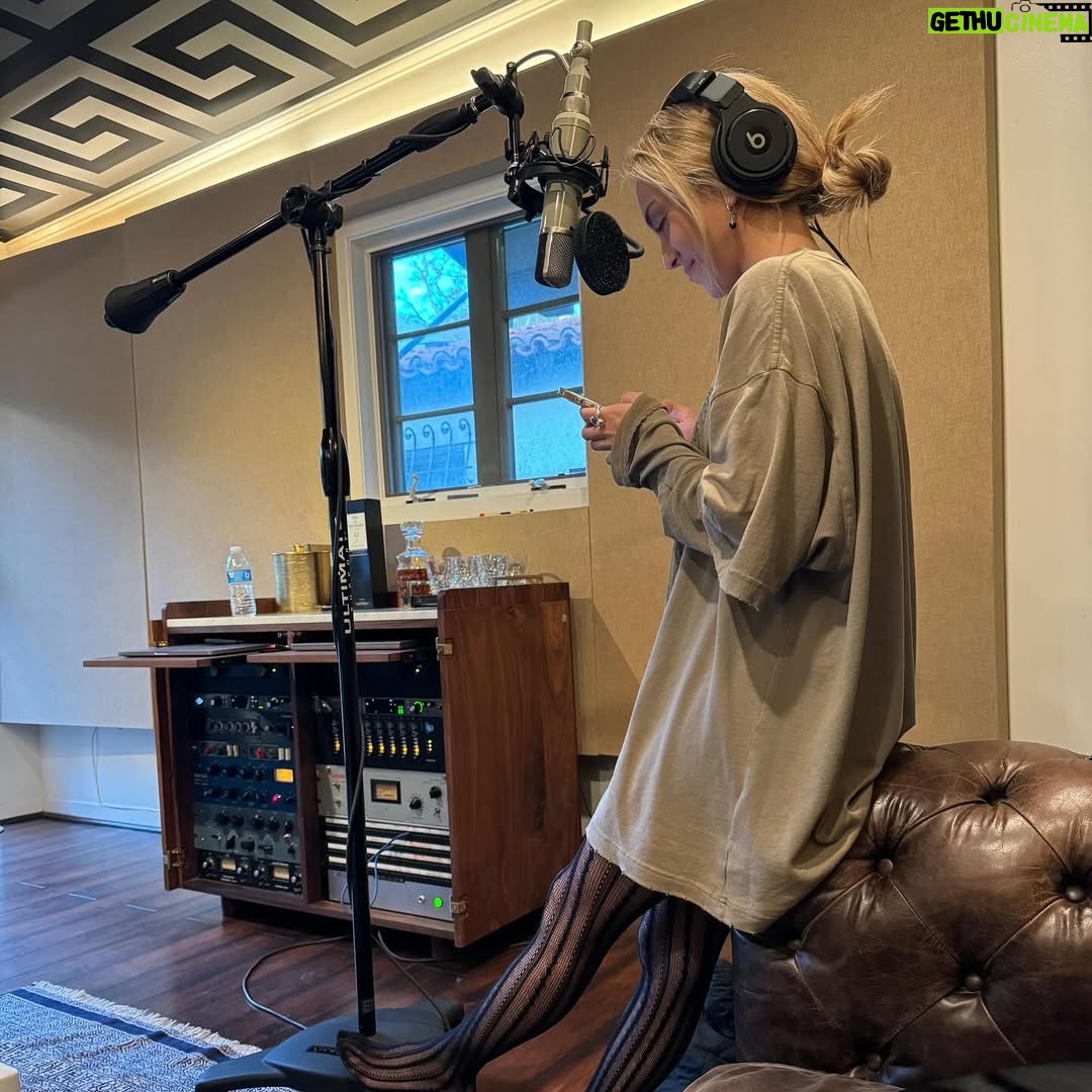 Ana Mena - 84.6K Likes - Recuerdo cuando escribimos “Carita triste” en LA por Marzo :) fueron dos días productivos de estudio de los que salieron dos temazos que vengo escuchando en bucle todos estos meses mientras espero el día en el que salen y ahí es cuando se vuelven vuestras, o nuestras 🪄
Llegué al estudio después de una temporada bastante bajita de ánimos. No lo estaba pasando muy bien con cosas que estaba viviendo, o con las que estaba terminando, y de alguna manera ese viaje era un respiro. Les dije a los chicos que venía de estar mucho tiempo escribiendo y escuchando canciones tristes, solo canciones tristes, que no me salía otra cosa, tampoco quería hacer algo que no estuviese sintiendo, pero que me venía haciendo falta salir de fiesta. Probamos unas guitarras con la referencia de Wild thoughts pero no nos convencían y al final optamos por sustituirlos por un drop con piano a lo David Guetta (y entonces entró esta nueva referencia en juego). Ese día conocí a @saraschelllllll y desde entonces no nos hemos separado mucho. Talentazo, conexión inmediata, una fuera de serie, la amé y la amo. A los meses pensé que esta canción tenía que cantarla con otra jefa como @emiliamernes, que tenía que ser un himno de chicas y sabía que la rompería. Nos mandó sus voces a los dos días. Nunca nada fue tan rápido! Gracias amiga, por tu profesionalidad, tu disponibilidad y el amor tan grande que le pones a todo lo que haces. Feliz de volver a juntarnos 🤍
Gracias también a los genios @calidandee y @andrestorrest que siempre saben captar cada idea, llevarlas a otro nivel y hacer su magia. 🪄
Mención especial a @thepandabearshow siempre y a @xaviserrano que está espectacular en este vídeo.
Hoy salió Carita Triste y yo no consigo quitarme la carita feliz.
🇪🇸🇦🇷