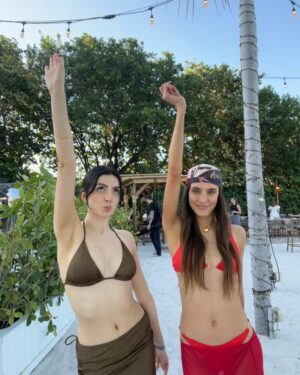 Ana Pau Castell Instagram - golden days under the miami sun 🌞que belleza poder disfrutar de la playita a lado de gente tan lindaaaaa <3 

thanks to @etam @etam_mx for letting me be part of this 💌- congrats @macabeso simplemente stunning tu nueva colección. 

#ETAMxMacaBeso 🌊