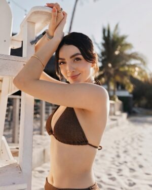 Ana Pau Castell Instagram - golden days under the miami sun 🌞que belleza poder disfrutar de la playita a lado de gente tan lindaaaaa <3 

thanks to @etam @etam_mx for letting me be part of this 💌- congrats @macabeso simplemente stunning tu nueva colección. 

#ETAMxMacaBeso 🌊