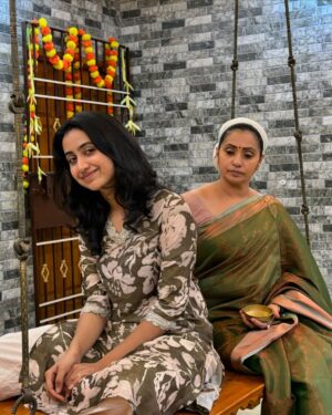 Anchana Nethrun Instagram - மீண்டும் ஜென்மங்கள் மாறும் போதும் நான் உங்கள் மகளாக வேண்டும் 🧑‍🧑‍🧒‍🧒❤️

Last two frames has my heart🫶🏻🌍

#anchana
