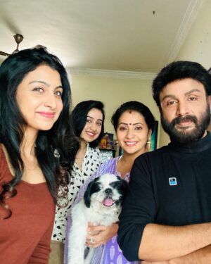 Anchana Nethrun Instagram - One quick fAm jam click 😚

#abeneya #anchana #dhipa #nethrun #family
