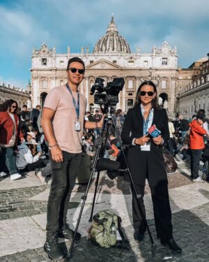 Andrea Aristegui Instagram - Parte de lo que fue nuestro trabajo para la transmisión especial de @chvnoticias del funeral del papa Francisco 🙏
Gran trabajo de cámara y 📷 de @mauroarave2.0 💪🏻