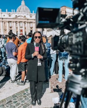 Andrea Aristegui Instagram - Parte de lo que fue nuestro trabajo para la transmisión especial de @chvnoticias del funeral del papa Francisco 🙏
Gran trabajo de cámara y 📷 de @mauroarave2.0 💪🏻