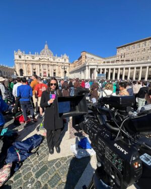 Andrea Aristegui Instagram - Parte de lo que fue nuestro trabajo para la transmisión especial de @chvnoticias del funeral del papa Francisco 🙏
Gran trabajo de cámara y 📷 de @mauroarave2.0 💪🏻