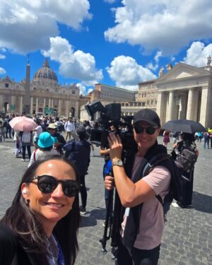 Andrea Aristegui Instagram - Parte de lo que fue nuestro trabajo para la transmisión especial de @chvnoticias del funeral del papa Francisco 🙏
Gran trabajo de cámara y 📷 de @mauroarave2.0 💪🏻