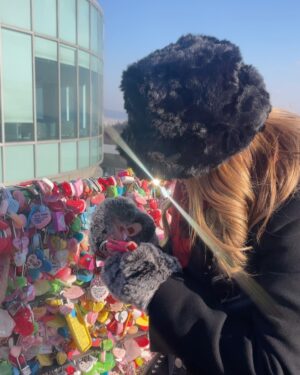 Andrea Legarreta Instagram - Dándole color al alma… Contándonos nuevas historias y creando nuevos recuerdos… Dándole vida a la vida… Viajar es vivir… 
Este viaje nos sorprendió mucho! No estaba planeado… Se dio y aquí estamos!! Gozándolo al máximo y con los 5 sentidos… Te amo infinito ❤️ Agradecidas 🙏🏻💫✨ 
❤️❤️❤️ #SueñoHechoRealidad #koreatravel #Seoul #Travel #korea #AmorInfinito  #corea 🇰🇷 #ExtrañandoAMia ❤️ #seoultower