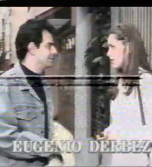 Andrea Legarreta Instagram - Esta del recuerdo #TBT Es una JOYA del año 1997 en la telenovela #NoTengoMadre de mi querido @ederbez 🙌🏻 La foto fue con el Chef del restaurante “Maunaloa” en donde mi personaje bailaba con un top de cocos y frutas en la cabeza! Jajajaja No se pierdan la entrada de la novela en el vídeo detrás de la foto!! Jajajaja Eso fue un verdadero GOZO!! Y además con un reparto de LUJO!! Ojalá la vuelvan a poner!! Jajaja 
Gracias @figuerolas por la foto que te dio el chef!! 🙌🏻❤️❤️❤️❤️