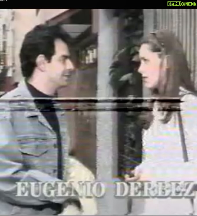 Andrea Legarreta - 49.7K Likes - Esta del recuerdo #TBT Es una JOYA del año 1997 en la telenovela #NoTengoMadre de mi querido @ederbez 🙌🏻 La foto fue con el Chef del restaurante “Maunaloa” en donde mi personaje bailaba con un top de cocos y frutas en la cabeza! Jajajaja No se pierdan la entrada de la novela en el vídeo detrás de la foto!! Jajajaja Eso fue un verdadero GOZO!! Y además con un reparto de LUJO!! Ojalá la vuelvan a poner!! Jajaja 
Gracias @figuerolas por la foto que te dio el chef!! 🙌🏻❤️❤️❤️❤️