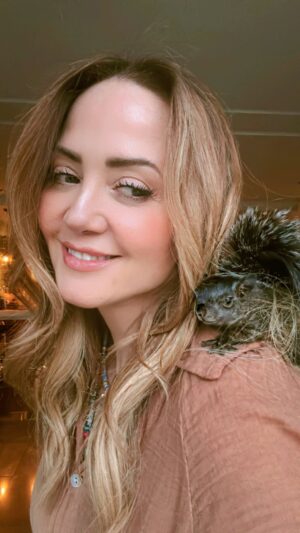 Andrea Legarreta Instagram - Mis hijas dicen que soy como “Blanca Nieves” porque AMO a los animalitos y en casa siempre pongo cacahuates, almendras, semillas, alpiste, agua y frutas para que todo tipo de animales que pasan por aquí puedan alimentarse… Hace 10 días, mis chicas que trabajan en casa me dijeron que salieron y encontraron a la ardillita bebé asustada porque corría de un lado a otro atemorizada de los coches que casi la atropellan… Al acercarse, la bebé se subió por el pantalón de una de ellas y decidieron traerla a casa para ayudarla sabiendo que yo FELIZ buscaría la manera de protegerla. Mientras tanto mis hijas le pusieron William Dafoe porque es un macho y aman a este actor jajaja El veterinario me dijo que por ser pequeño y algo inexperto en el exterior sería presa fácil de animales grandes y corría peligro por tantas calles llenas de coches alrededor. Entonces me aconsejó darle asilo unas semanas y ayudarlo a fortalecer sus patitas subiéndolo en plantas y demás… Yo lo dejo subir por las cortinas, plantas y todo lo que pueda escalar. Le doy plantas y ramas y semillas y agua para que vaya aprendiendo a alimentarse de todo… Y cuando esté listo lo llevaremos a un lugar seguro sin tantas calles, coches, ni casas con alambres de púas… Al parecer sí suelen reintegrarse a la libertad de estar en un campo o parque, que es donde deben estar… Deséenos suerte para que todo vaya bien con William… Y ya les iré diciendo cómo va hasta el día que regrese a la libertad… 🐿️🤎🤎🤎🤎